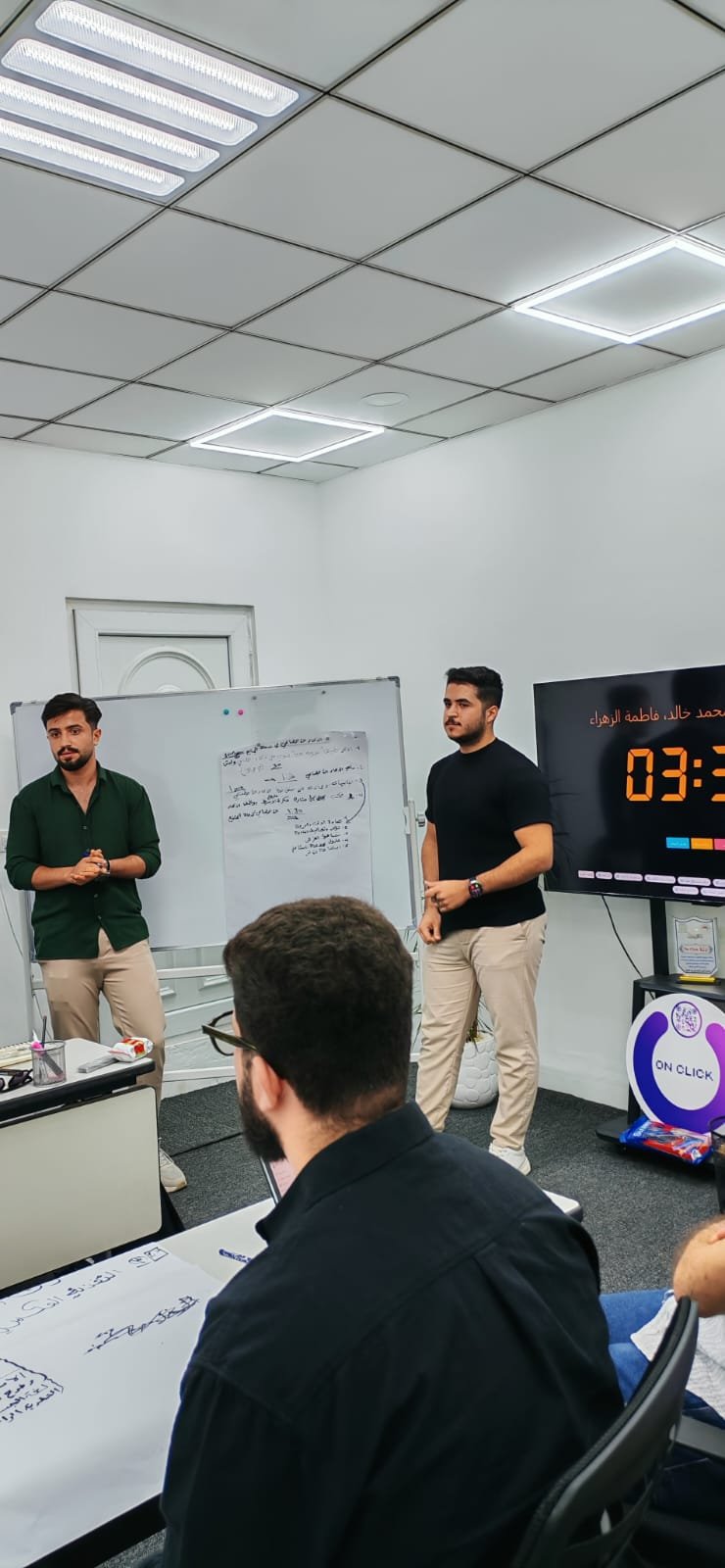 عرض طلابي خلال نشاط تدريبي